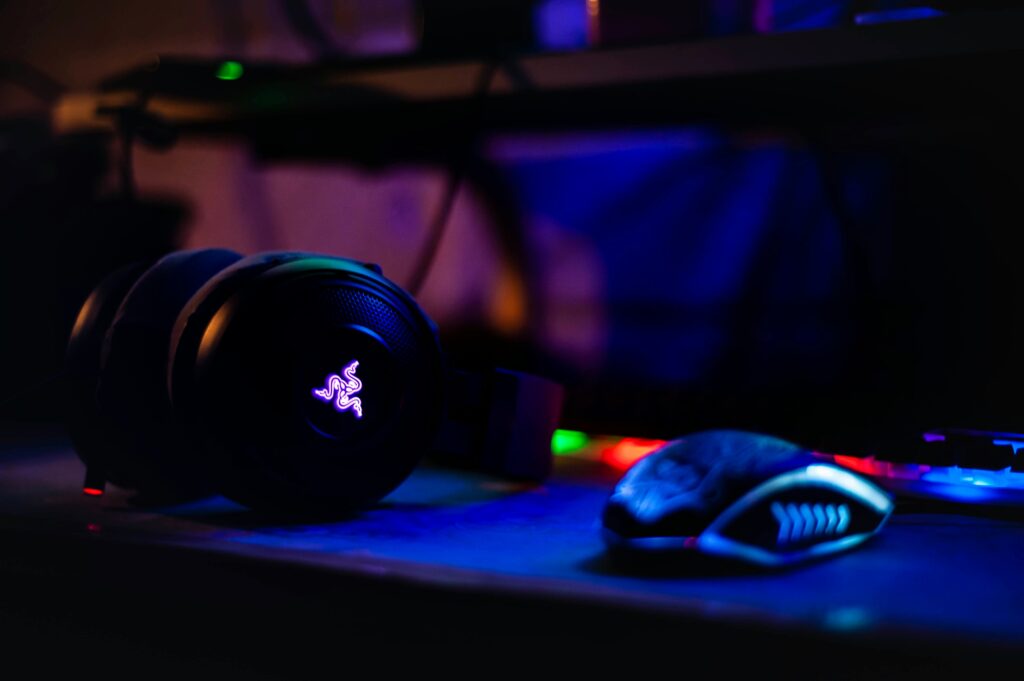 headset gamer e mouse com fundo preto