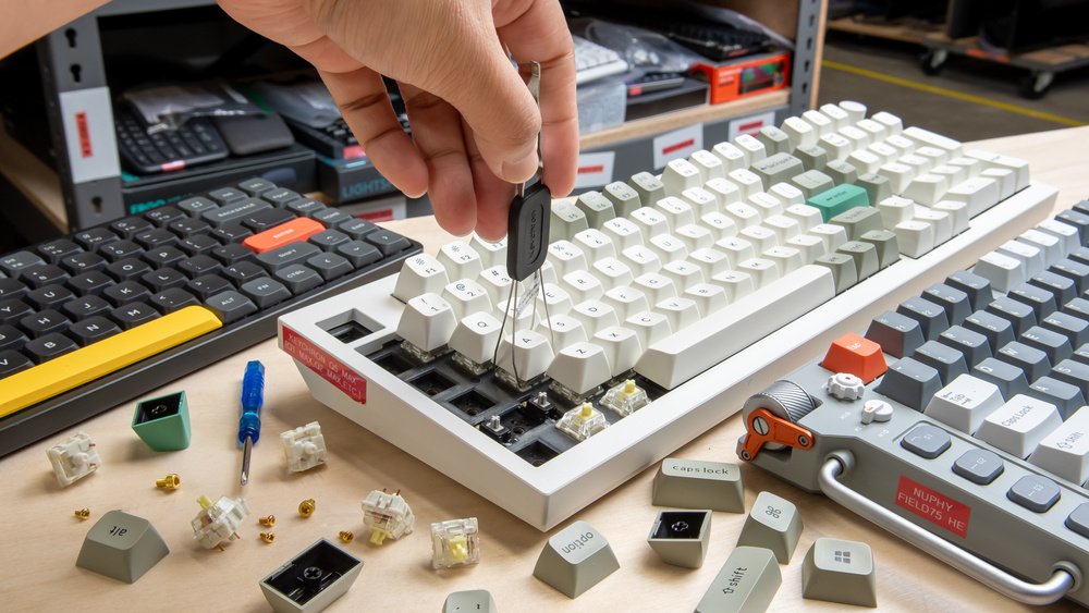 Foto teclados mecânicos desmontados e teclas