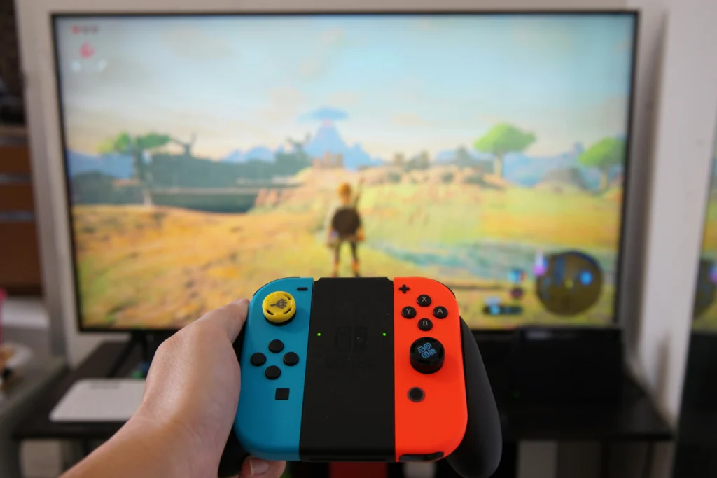 Nintendo Switch com monitor e jogo ao fundo