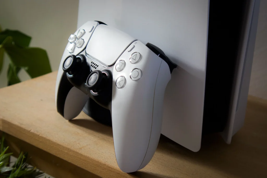dualsense e playstation 5 em mesa